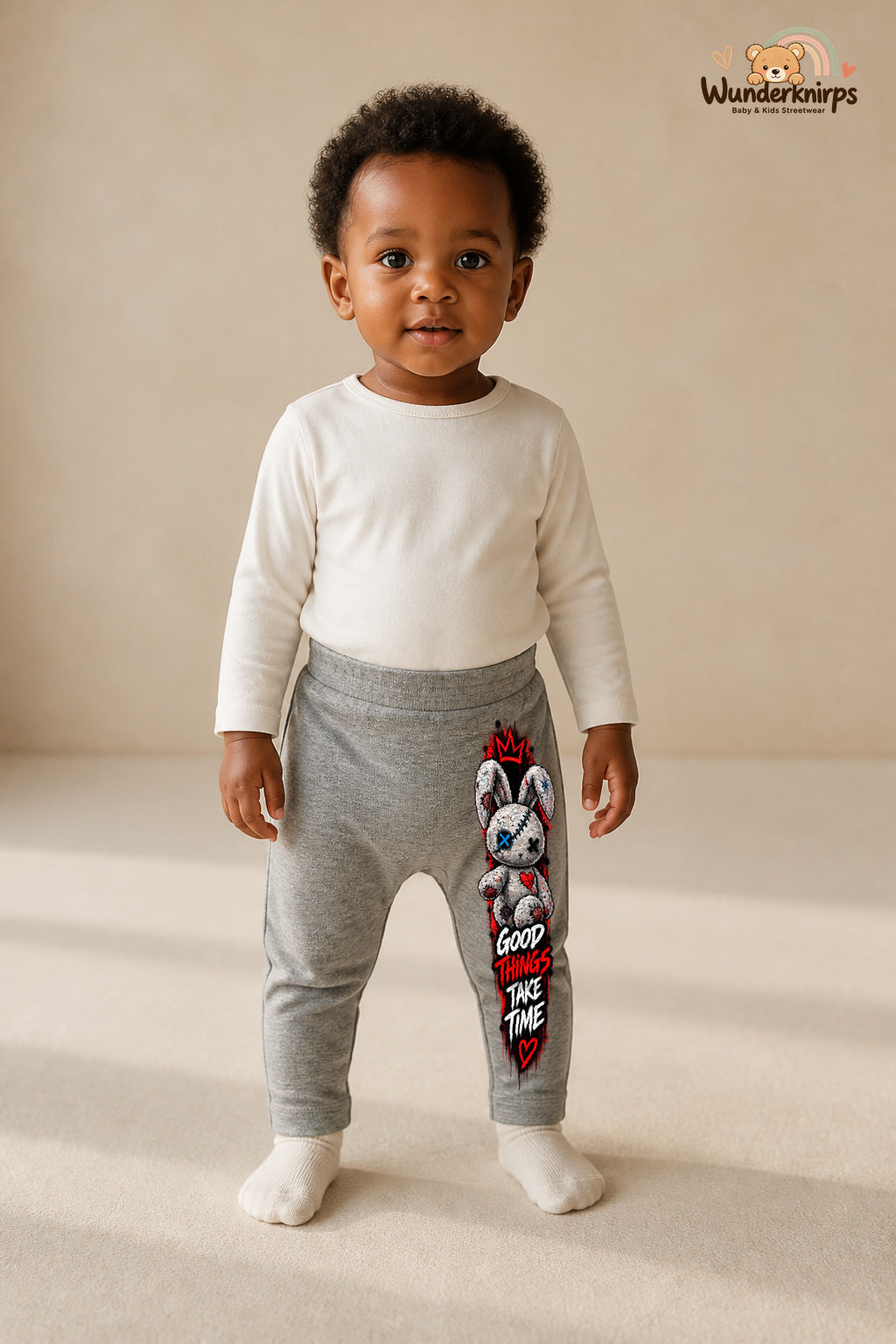 Good things take time – Hase mit Persönlichkeit – Babyhose für Mädchen: Grau meliert mit Hase-Druck am Hosenbein – Wunderknirps.