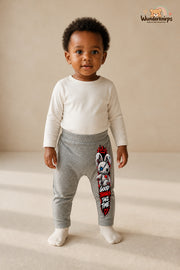 Good things take time – Hase mit Persönlichkeit – Babyhose für Mädchen: Grau meliert mit Hase-Druck am Hosenbein – Wunderknirps.