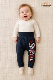 Good things take time – Hase mit Persönlichkeit – Babyhose für Mädchen: Navy mit Hase-Druck am Hosenbein – Wunderknirps.