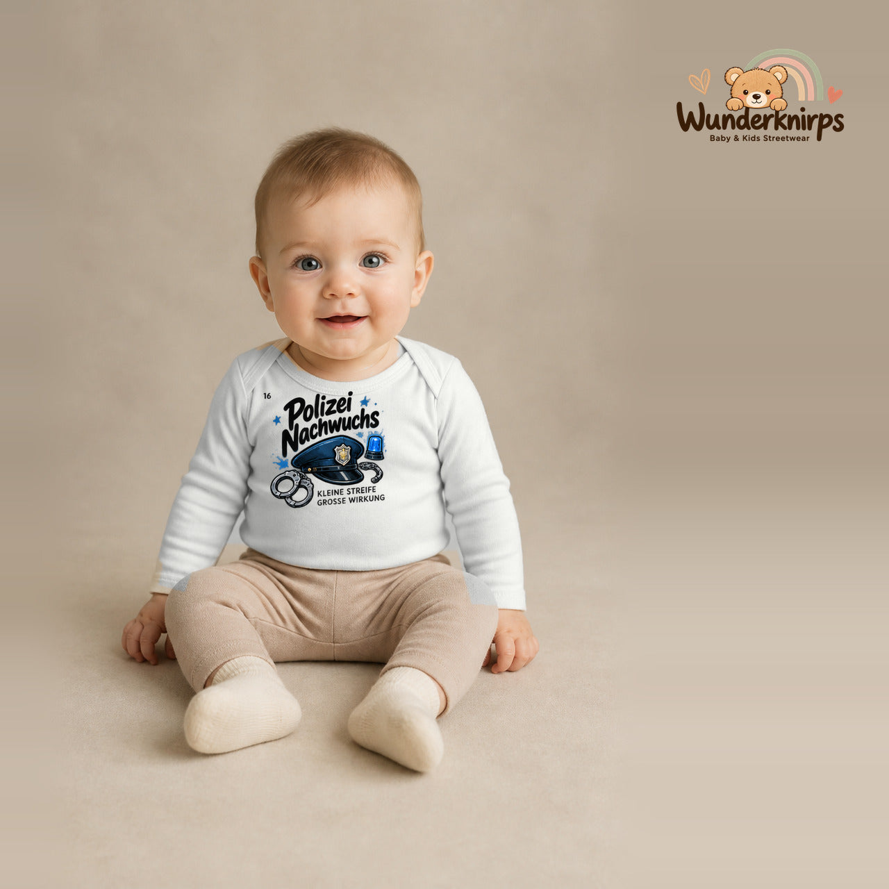Babybody für Jungen in Weiß mit Motiv „Polizei Nachwuchs“, getragen von einem Kind – Wunderknirps.