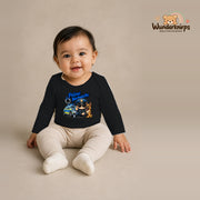 Babybody für Mädchen in Schwarz mit Motiv „Polizei Nachwuchs“, getragen von einem Kind – Wunderknirps.