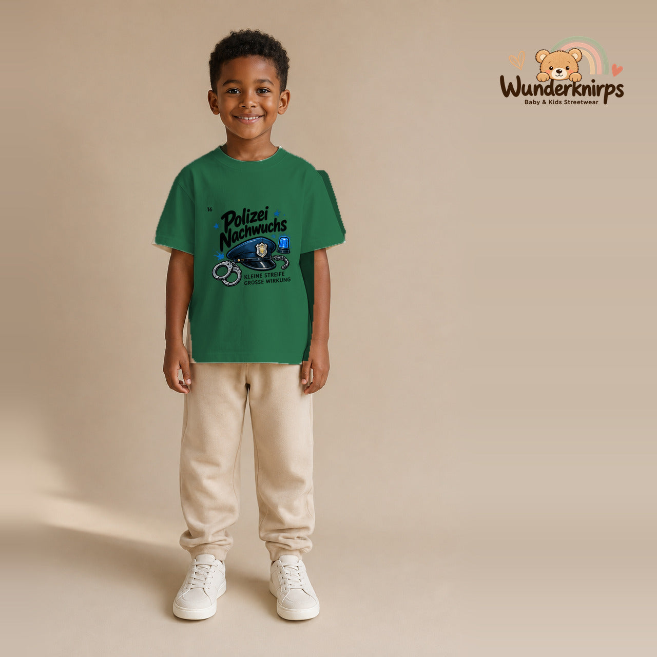 T-Shirt für Jungen in Grün mit Motiv „Polizei Nachwuchs“, getragen von einem Kind – Wunderknirps.
