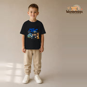 T-Shirt für Jungen in Schwarz mit Motiv „Polizei Nachwuchs“, getragen von einem Kind – Wunderknirps.