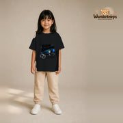 T-Shirt für Mädchen in Schwarz mit Motiv „Polizei Nachwuchs“, getragen von einem Kind – Wunderknirps.