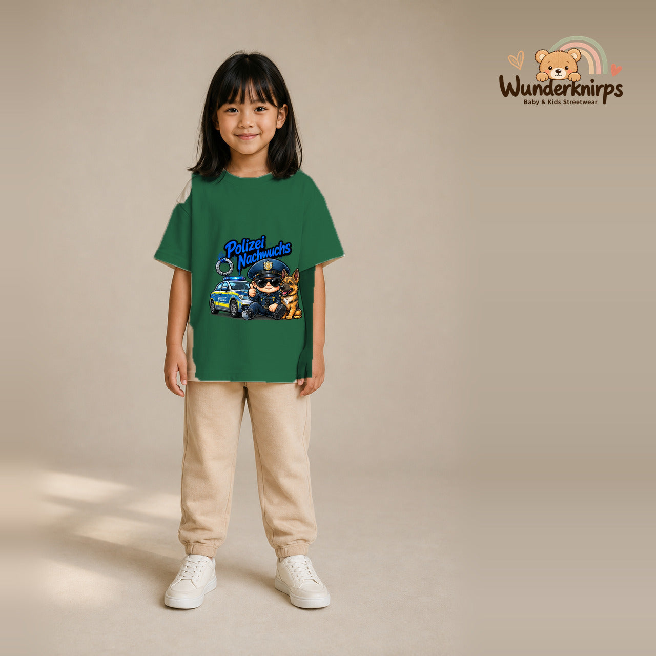 T-Shirt für Mädchen in Grün mit Motiv „Polizei Nachwuchs“, getragen von einem Kind – Wunderknirps.
