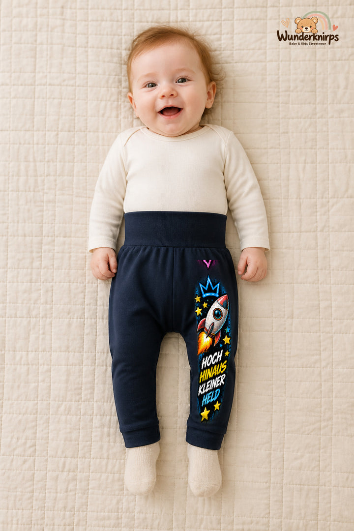 Rakete Traumlook – Hoch hinaus kleiner held – Babyhose für Mädchen: Navy mit Rakete-Druck am Hosenbein – Wunderknirps.