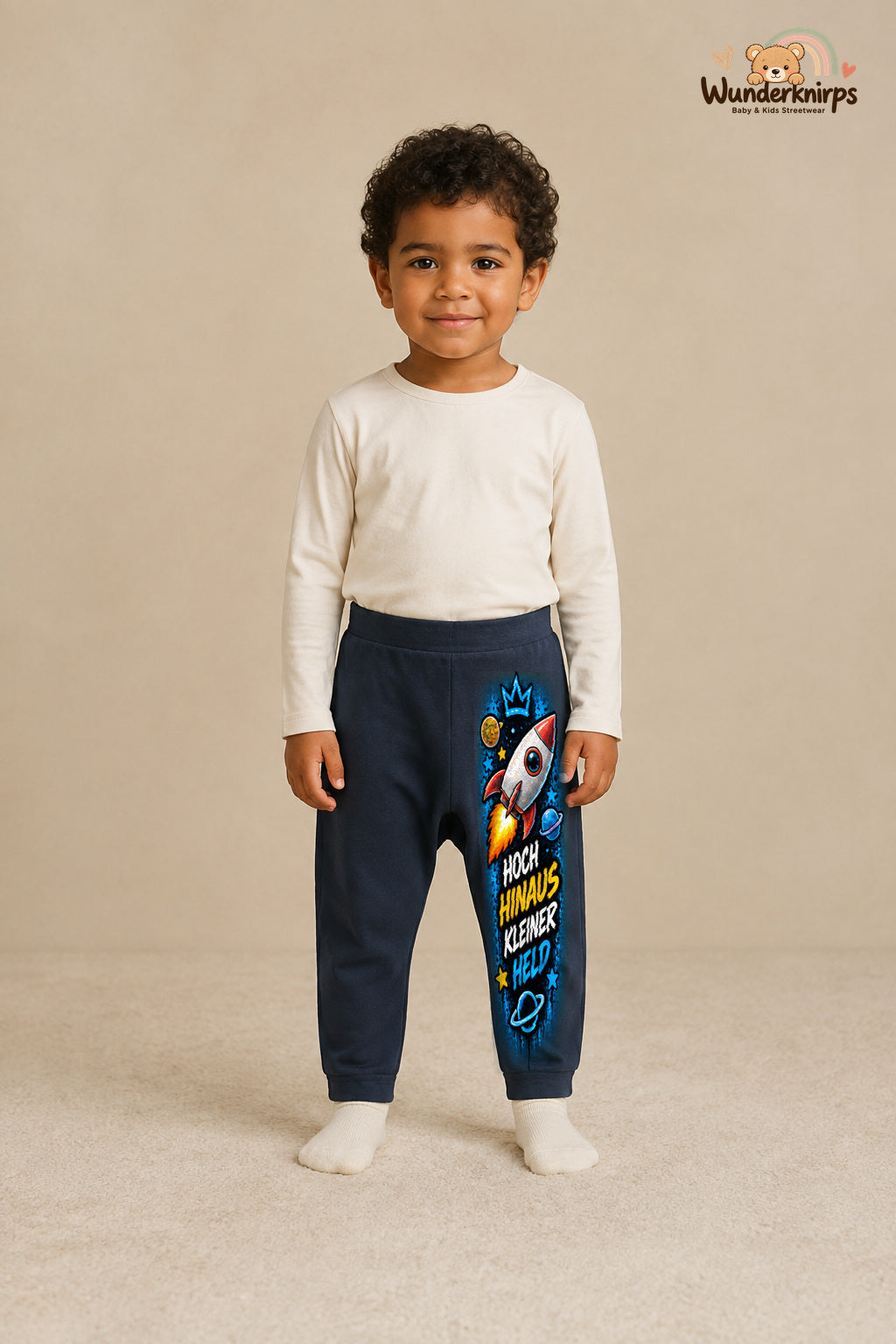 Rakete Streetstyle – Hoch hinaus kleiner held – Babyhose für Jungen: Navy mit Rakete-Druck am Hosenbein – Wunderknirps.
