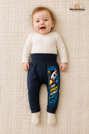 Kleine Weltentdeckerin: Hoch hinaus kleiner held – Babyhose für Mädchen: Navy mit Rakete-Druck am Hosenbein – Wunderknirps.