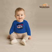 Babybody für Jungen in Blau mit Motiv „Rettungsdienst Mini“, getragen von einem Kind – Wunderknirps.