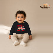 Babybody für Jungen in Schwarz mit Motiv „Rettungsdienst Mini“, getragen von einem Kind – Wunderknirps.