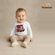 Babybody für Jungen in Weiß mit Motiv „Rettungsdienst Mini“, getragen von einem Kind – Wunderknirps.