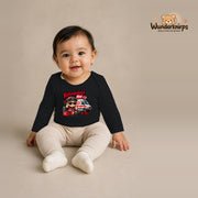 Babybody für Mädchen in Schwarz mit Motiv „Rettungsdienst Mini“, getragen von einem Kind – Wunderknirps.