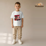 T-Shirt für Jungen in Weiß mit Motiv „Rettungsdienst Mini“, getragen von einem Kind – Wunderknirps.