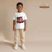 T-Shirt für Jungen in Weiß mit Motiv „Rettungsdienst Mini“, getragen von einem Kind – Wunderknirps.