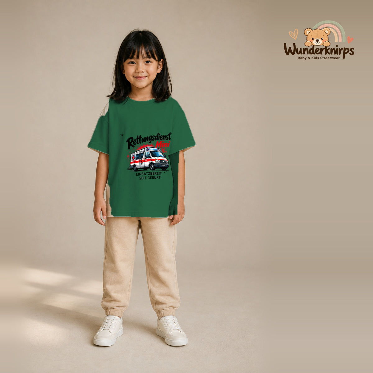 T-Shirt für Mädchen in Grün mit Motiv „Rettungsdienst Mini“, getragen von einem Kind – Wunderknirps.