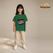 T-Shirt für Mädchen in Grün mit Motiv „Rettungsdienst Mini“, getragen von einem Kind – Wunderknirps.