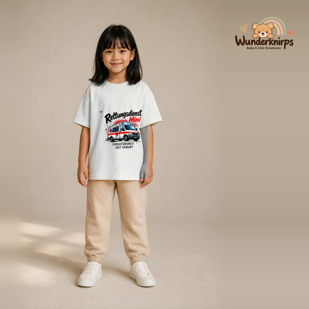 T-Shirt für Mädchen in Weiß mit Motiv „Rettungsdienst Mini“, getragen von einem Kind – Wunderknirps.