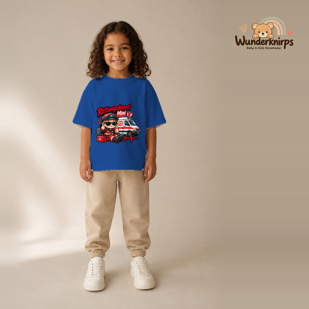 T-Shirt für Mädchen in Blau mit Motiv „Rettungsdienst Mini“, getragen von einem Kind – Wunderknirps.