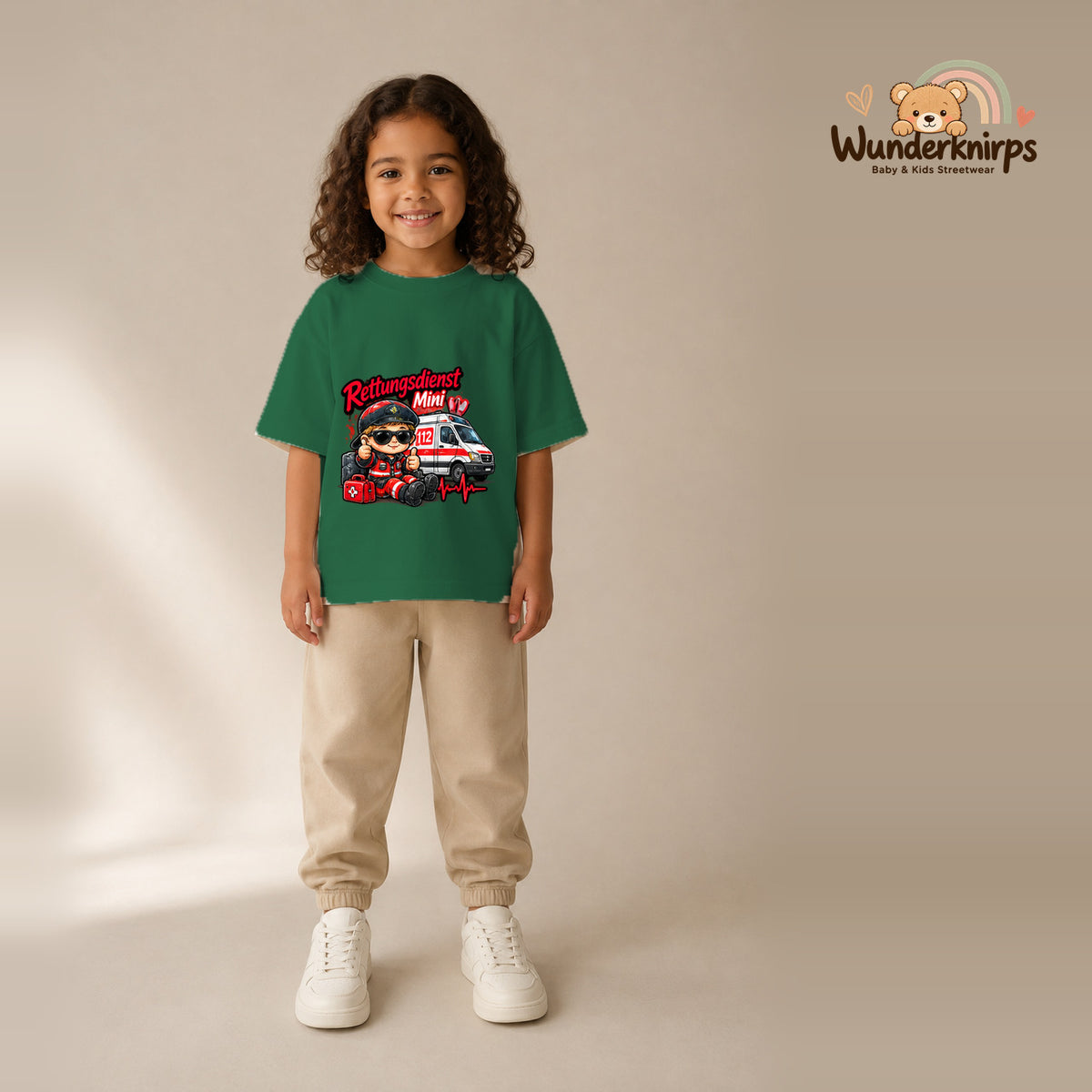 T-Shirt für Mädchen in Grün mit Motiv „Rettungsdienst Mini“, getragen von einem Kind – Wunderknirps.