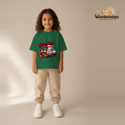 T-Shirt für Mädchen in Grün mit Motiv „Rettungsdienst Mini“, getragen von einem Kind – Wunderknirps.