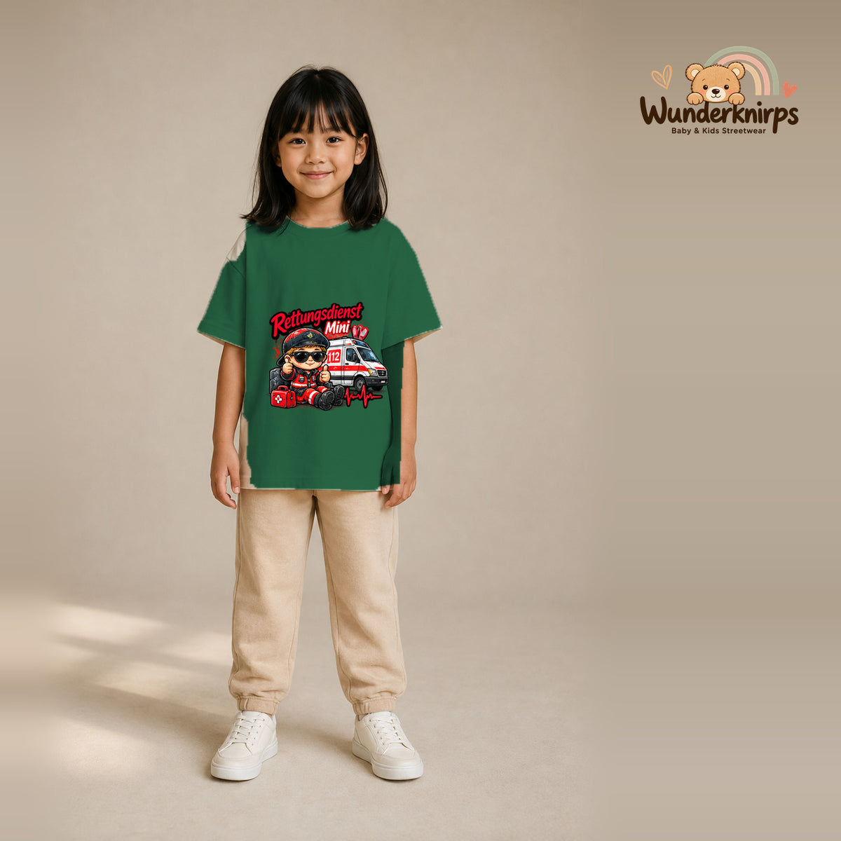 T-Shirt für Mädchen in Grün mit Motiv „Rettungsdienst Mini“, getragen von einem Kind – Wunderknirps.
