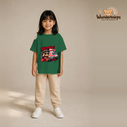 T-Shirt für Mädchen in Grün mit Motiv „Rettungsdienst Mini“, getragen von einem Kind – Wunderknirps.