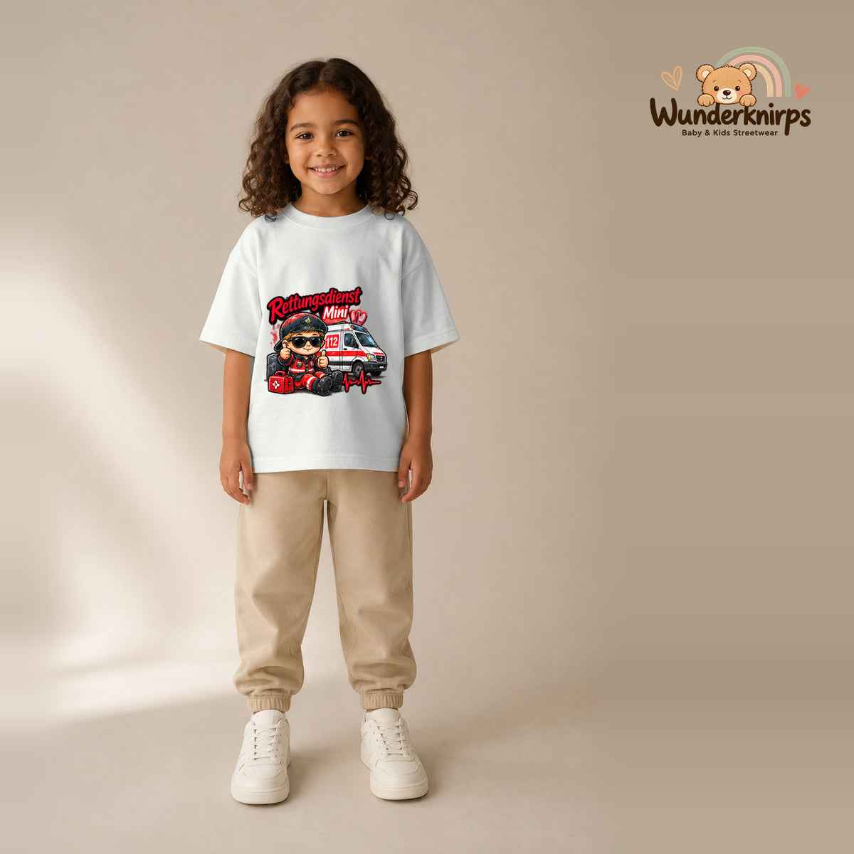 T-Shirt für Mädchen in Weiß mit Motiv „Rettungsdienst Mini“, getragen von einem Kind – Wunderknirps.
