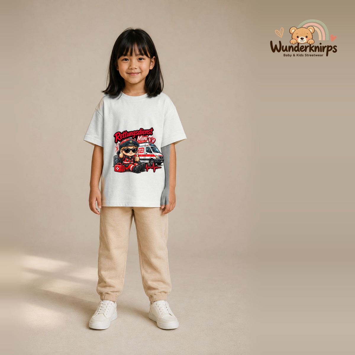 T-Shirt für Mädchen in Weiß mit Motiv „Rettungsdienst Mini“, getragen von einem Kind – Wunderknirps.