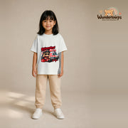T-Shirt für Mädchen in Weiß mit Motiv „Rettungsdienst Mini“, getragen von einem Kind – Wunderknirps.