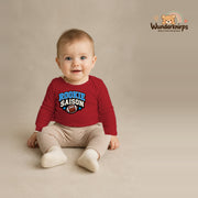 Babybody für Jungen in Rot mit Motiv „Rookie Saison“, getragen von einem Kind – Wunderknirps.