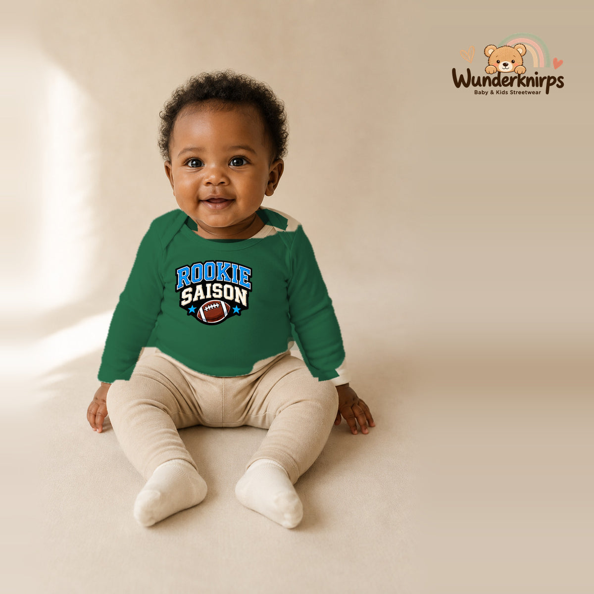 Babybody für Mädchen in Grün mit Motiv „Rookie Saison“, getragen von einem Kind – Wunderknirps.