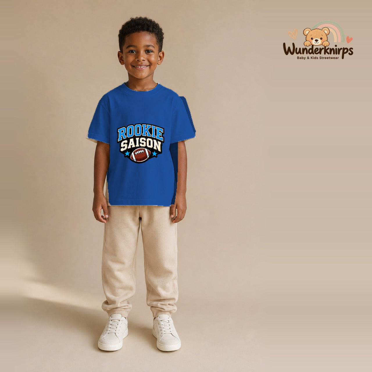 T-Shirt für Jungen in Blau mit Motiv „Rookie Saison“, getragen von einem Kind – Wunderknirps.