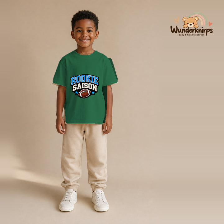 T-Shirt für Jungen in Grün mit Motiv „Rookie Saison“, getragen von einem Kind – Wunderknirps.