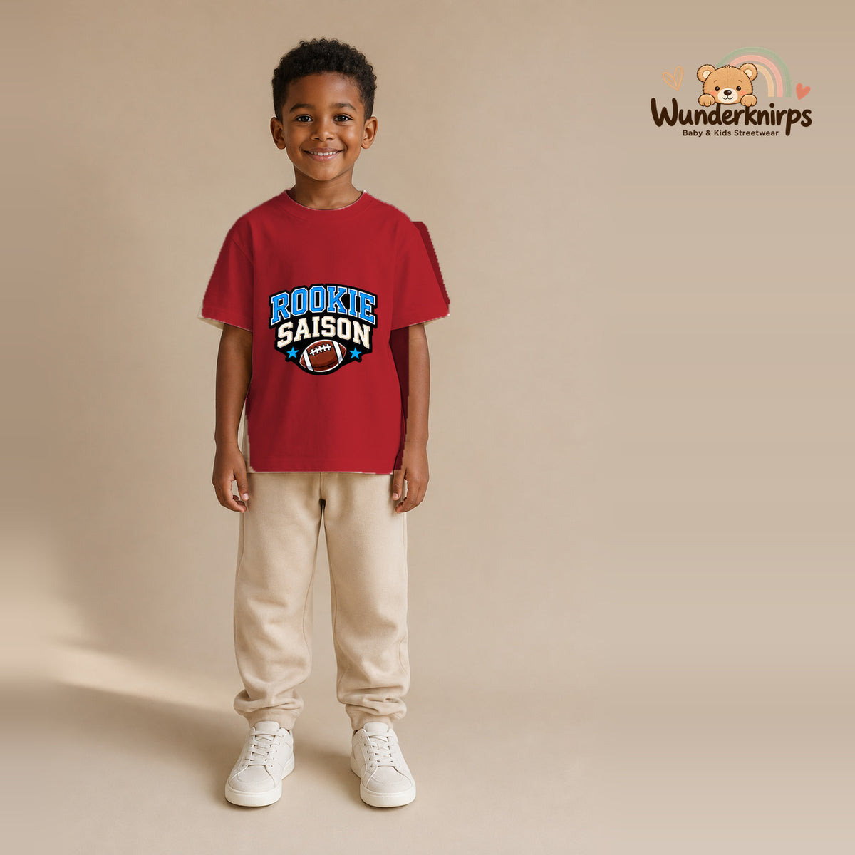 T-Shirt für Jungen in Rot mit Motiv „Rookie Saison“, getragen von einem Kind – Wunderknirps.