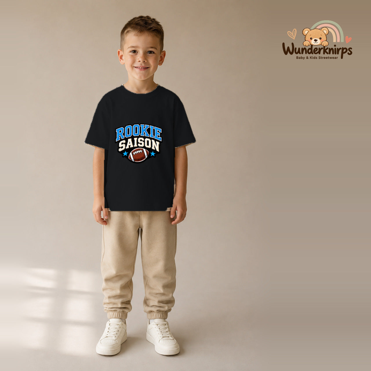 T-Shirt für Jungen in Schwarz mit Motiv „Rookie Saison“, getragen von einem Kind – Wunderknirps.