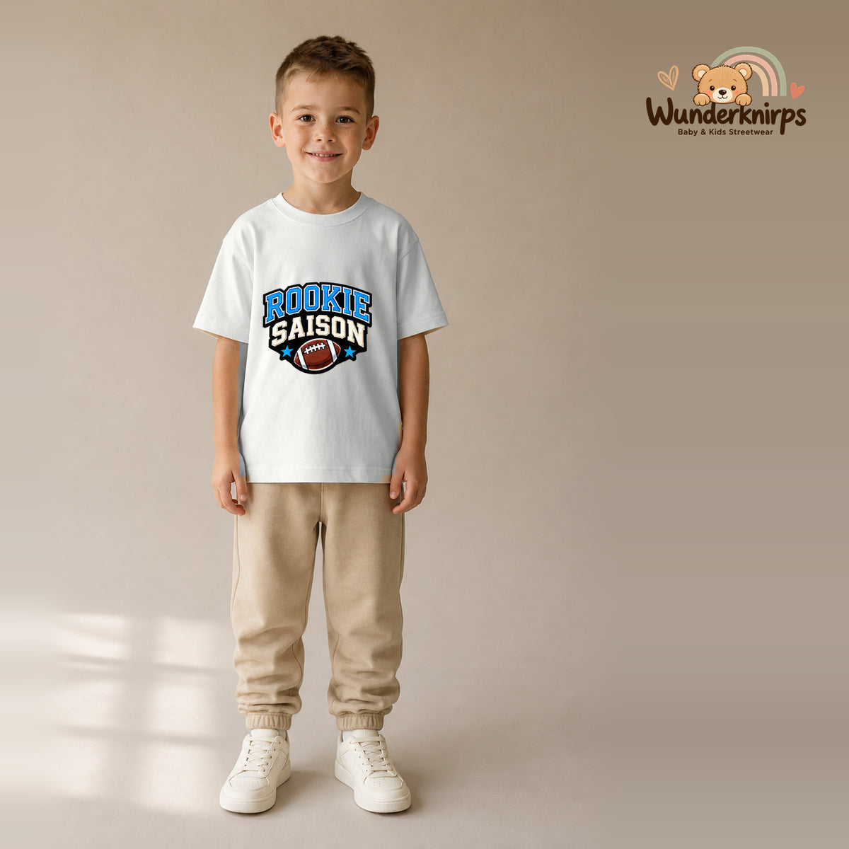T-Shirt für Jungen in Weiß mit Motiv „Rookie Saison“, getragen von einem Kind – Wunderknirps.