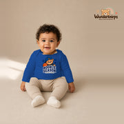 Babybody für Jungen in Blau mit Motiv „Rookie Season“, getragen von einem Kind – Wunderknirps.