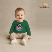 Babybody für Jungen in Grün mit Motiv „Rookie Season“, getragen von einem Kind – Wunderknirps.