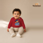Babybody für Jungen in Rot mit Motiv „Rookie Season“, getragen von einem Kind – Wunderknirps.