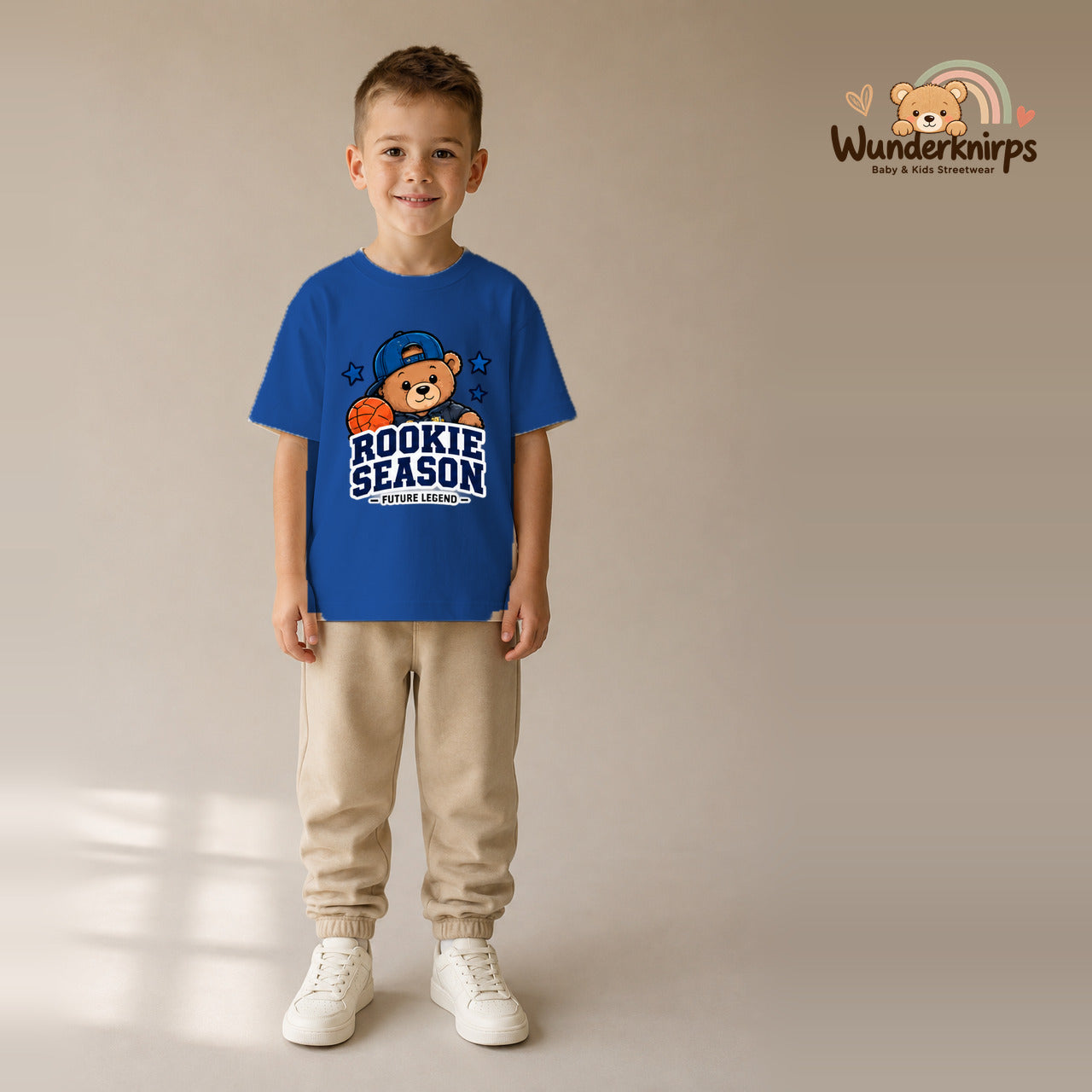 T-Shirt für Jungen in Blau mit Motiv „Rookie Season“, getragen von einem Kind – Wunderknirps.