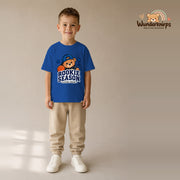 T-Shirt für Jungen in Blau mit Motiv „Rookie Season“, getragen von einem Kind – Wunderknirps.