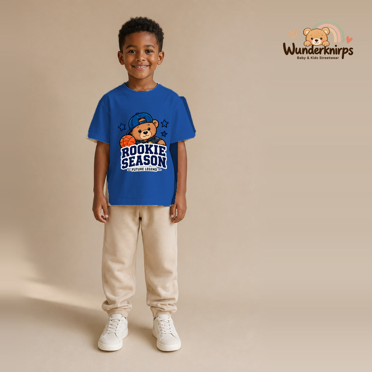 T-Shirt für Jungen in Blau mit Motiv „Rookie Season“, getragen von einem Kind – Wunderknirps.