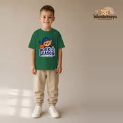 T-Shirt für Jungen in Grün mit Motiv „Rookie Season“, getragen von einem Kind – Wunderknirps.