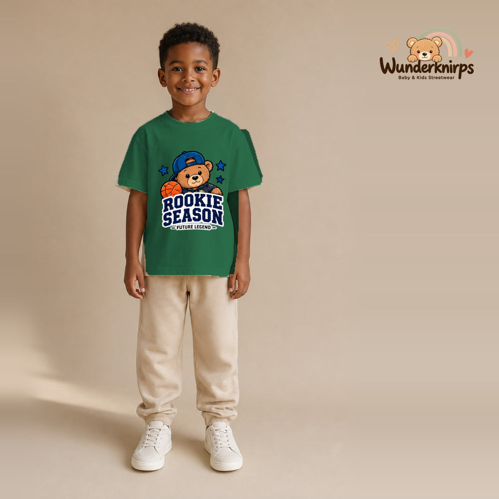 T-Shirt für Jungen in Grün mit Motiv „Rookie Season“, getragen von einem Kind – Wunderknirps.