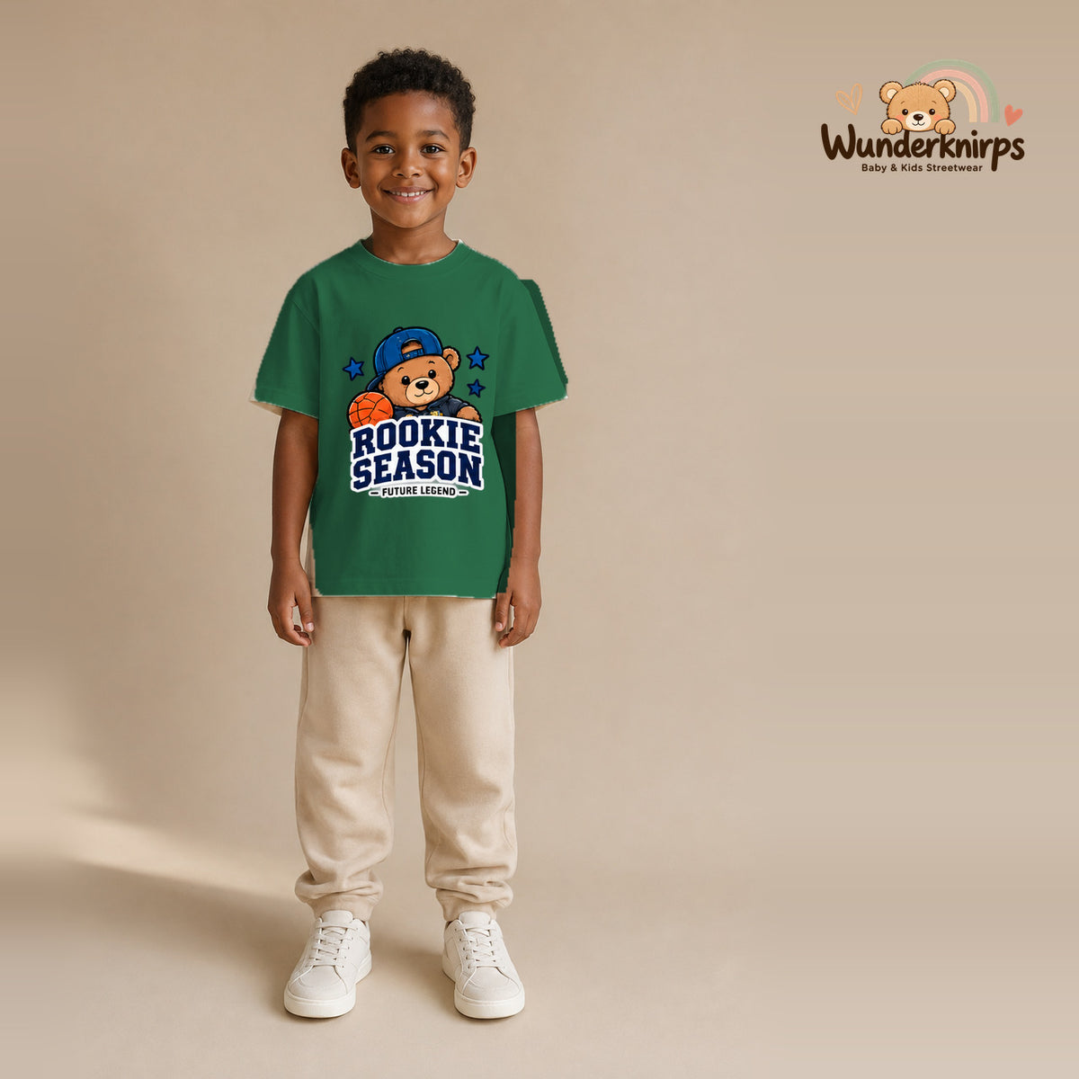 T-Shirt für Jungen in Grün mit Motiv „Rookie Season“, getragen von einem Kind – Wunderknirps.