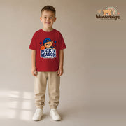 T-Shirt für Jungen in Rot mit Motiv „Rookie Season“, getragen von einem Kind – Wunderknirps.