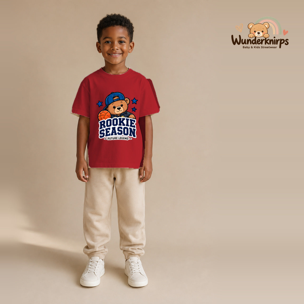 T-Shirt für Jungen in Rot mit Motiv „Rookie Season“, getragen von einem Kind – Wunderknirps.