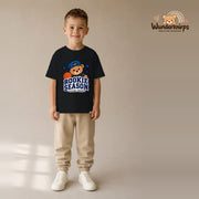 T-Shirt für Jungen in Schwarz mit Motiv „Rookie Season“, getragen von einem Kind – Wunderknirps.