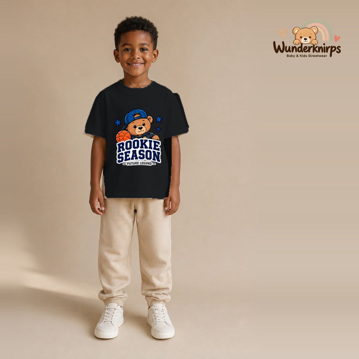 T-Shirt für Jungen in Schwarz mit Motiv „Rookie Season“, getragen von einem Kind – Wunderknirps.