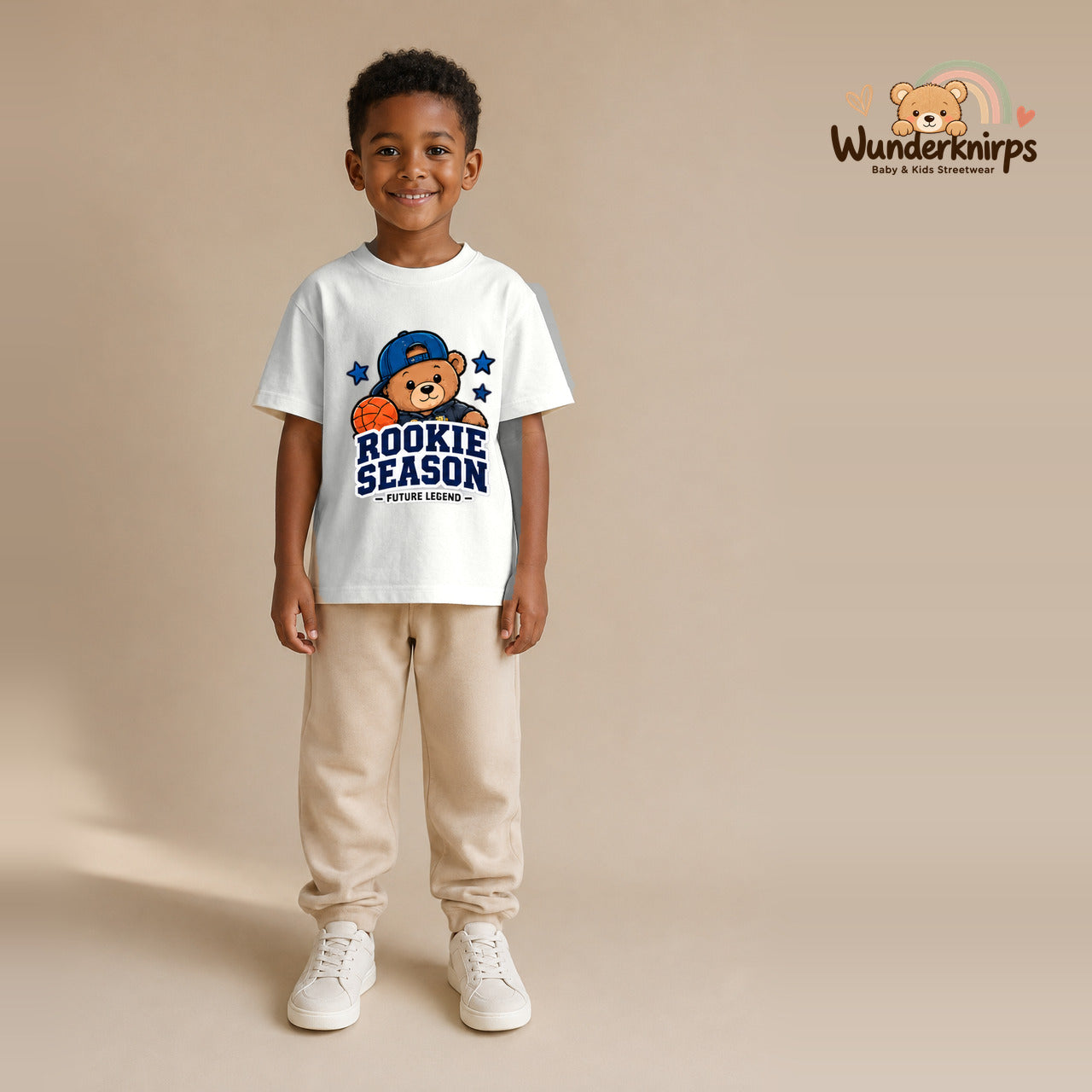 T-Shirt für Jungen in Weiß mit Motiv „Rookie Season“, getragen von einem Kind – Wunderknirps.